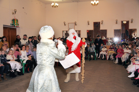 Дед Мороз и Снегурочка приветствуют детей и родителей на новогоднем празднике 
