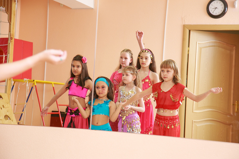 Репетиция девочек из группы восточные танцы перед отчетным концертом