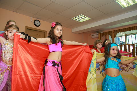 Репетиция девочек из группы восточные танцы перед отчетным концертом