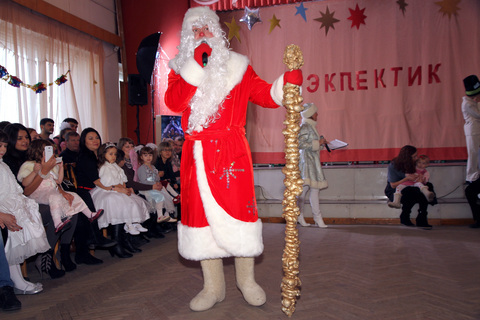 Дед Мороз приветствует поёт песню