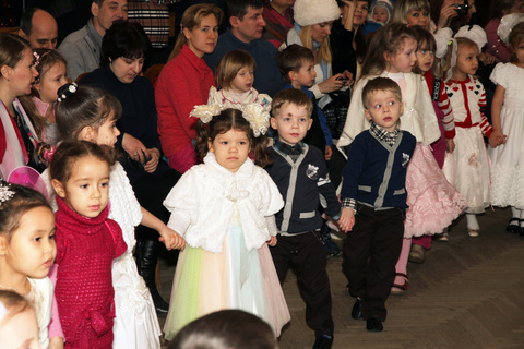 Дети водят хоровод на новогоднем празднике