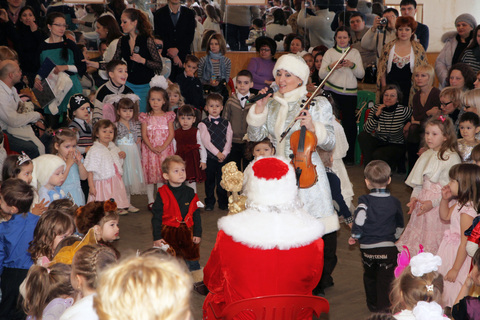 Снегурочка проводит веселый конкурс для детишек на празднике 