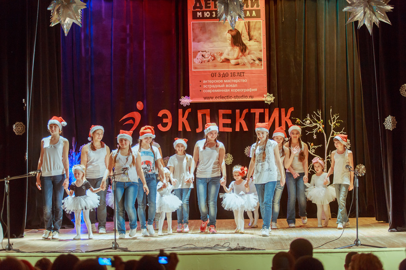 Старшие девочки выводят на большую сцену младшую группу Детского Мюзик-Холла