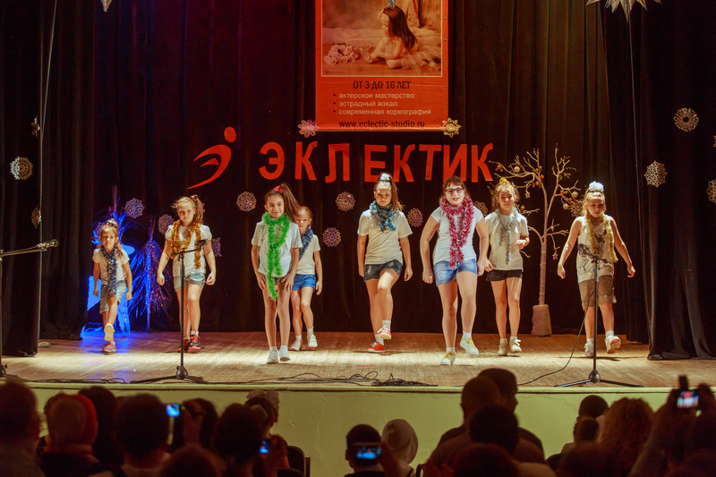 Первым номером концерта стало выступление девочек из младшей группы танцевального ансамбля "Уличные танцы"