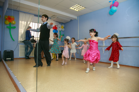 Художественный руководитель студии бальных танцев Булат Шибаев и его ученики