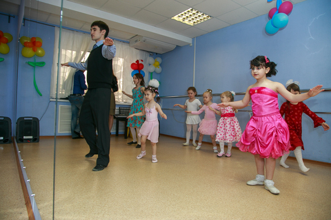 Художественный руководитель студии бальных танцев Булат Шибаев и его ученики
